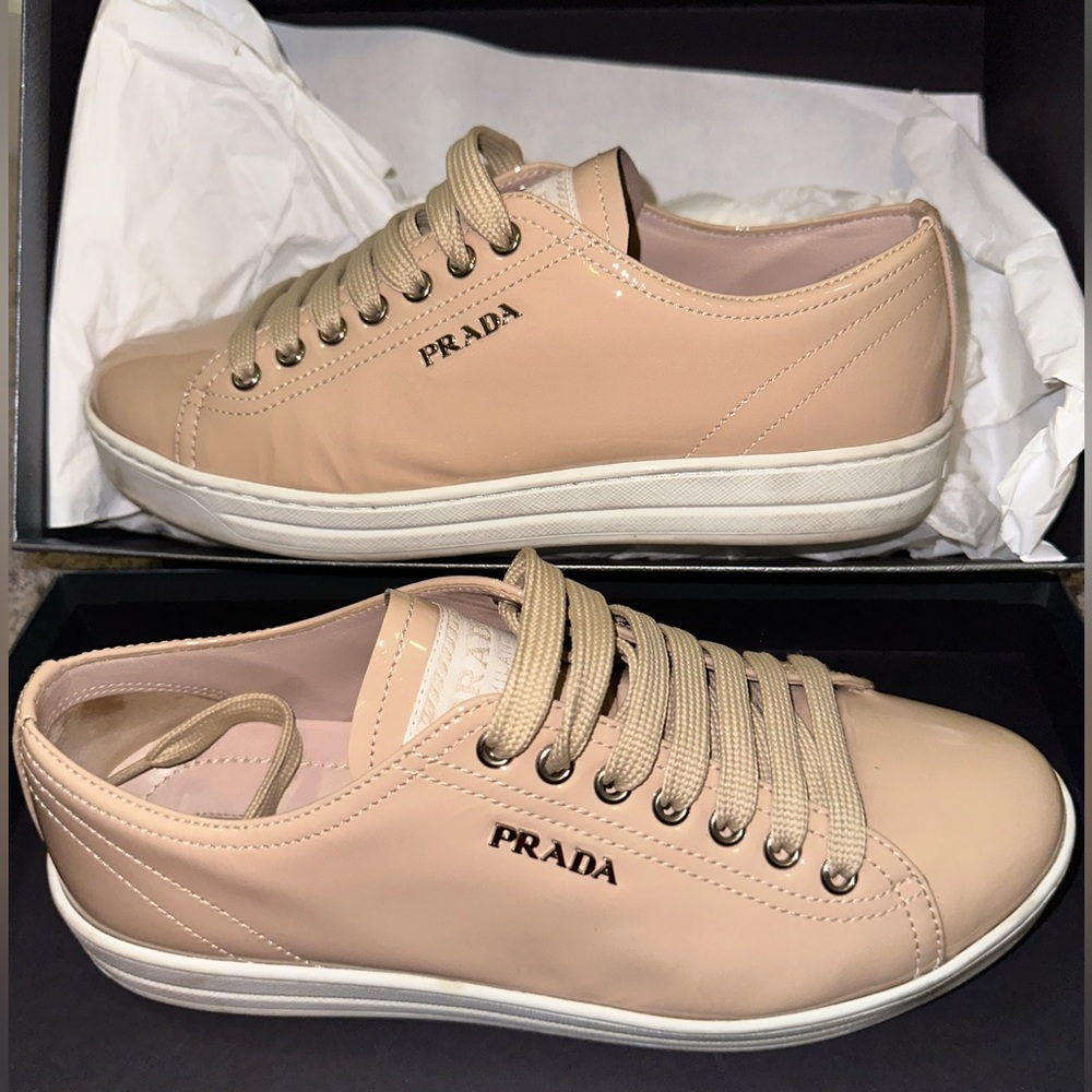 PRADA SNEAKER PATENT LEATHER SIZE 36.5 NUDE/BIEGE